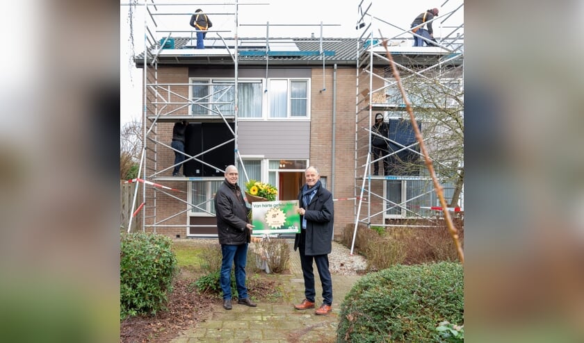 Huurder krijgt bos bloemen bij plaatsing vijftigste zonnepaneel. (Judith Visser)