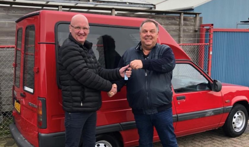Overhandiging van de rolstoelauto. (foto: SWPN/Stichting Zorgeloos Kind)
