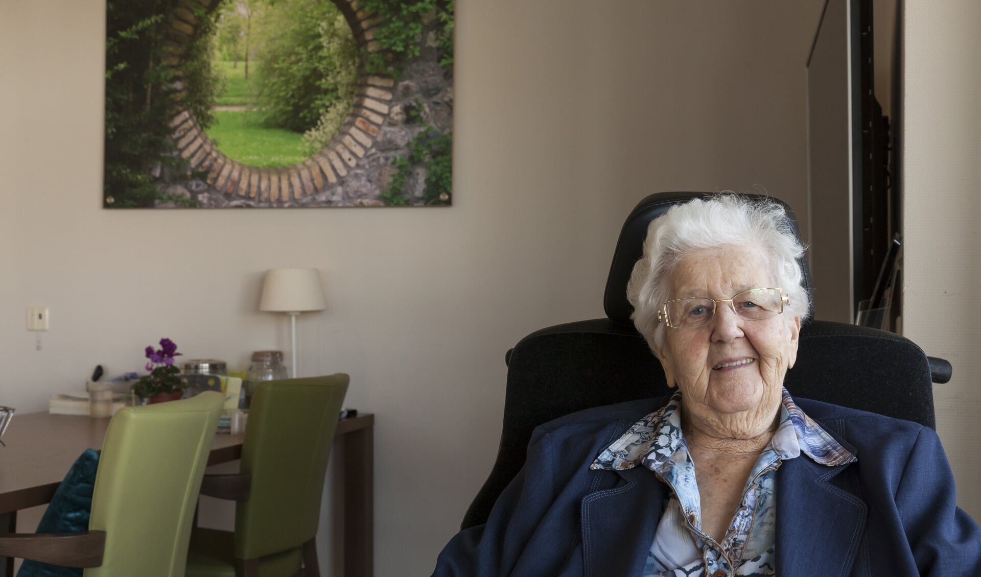 Bewoonster van een huis van Zinzia Zorggroep. (foto: Nine Geertman)