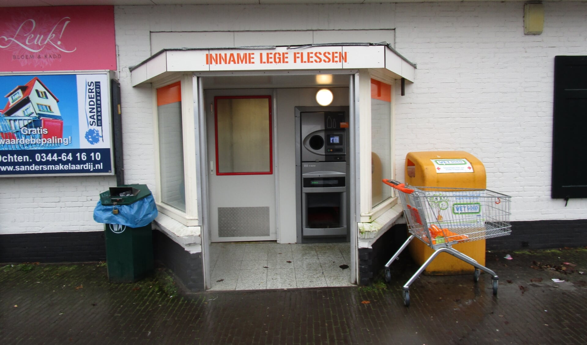 Flessenautomaat Coop Dodewaard. (foto: Wim Bloemendal)