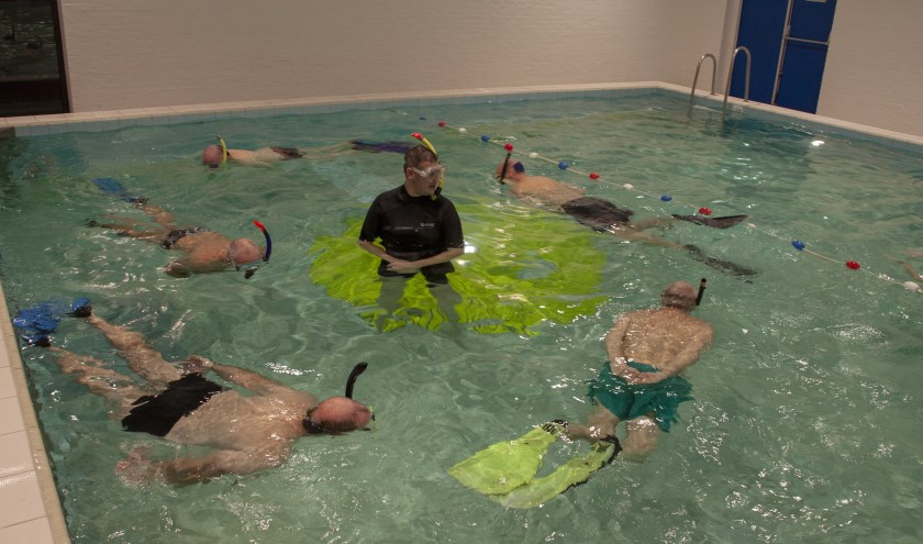 Seniorleden met trainer aan het snorkelen. (foto: PR duikteam Sub Aqua Libera)