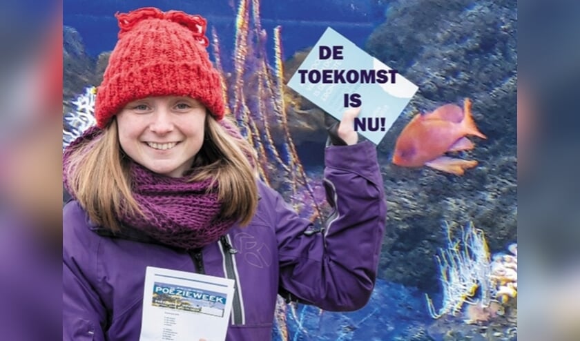 Dorpsdichter Marjolein Pieks met gedichtenbundel met thema De Toekomst is Nu. (foto: Hans van Wijk en MariannA Bakker)