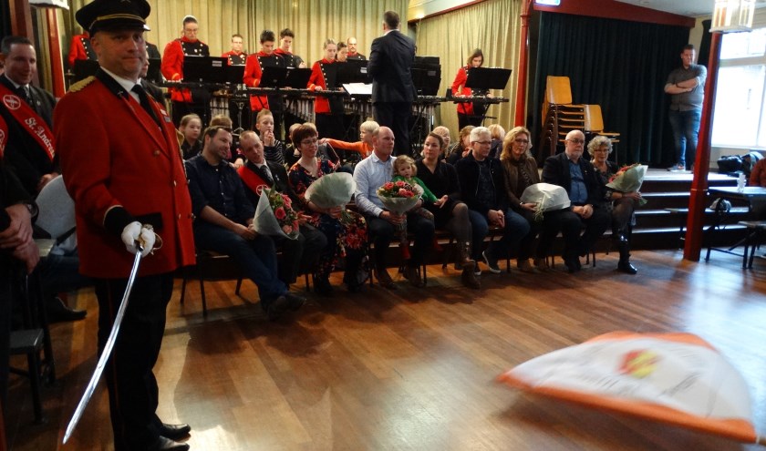 Op de voorgrond vendelcommandant Maurice Visser, met daarnaast van links naar rechts, de aanwezige jubilarissen Bas Arns, Gerald Arns, Jeroen Visser, Rob Wentholt & Frank Boerboom met hun partners, tijdens de vendelhulde. (foto: Mario Staring)