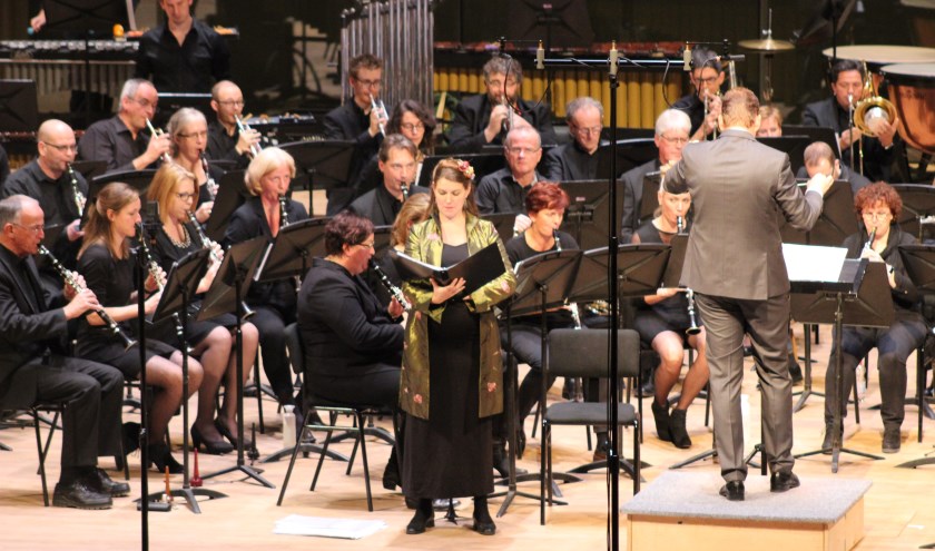 Symfonisch Blaasorkest KHO met Tenar van Kooten Niekerk. (foto: KHO)