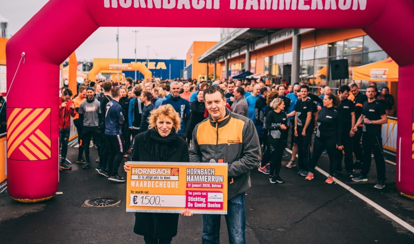 Checque stichting goede doelen_ Hornbach Hamerrun. (foto: Hornbach)