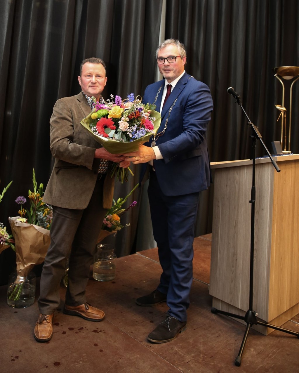 Dirk van den Berg uit Ochten en burgemeester Jan Kottelenberg van Neder-Betuwe (foto: 3JetFotografie)