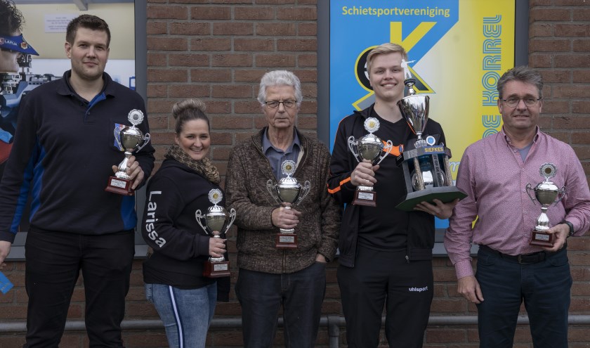 Van links naar rechts: Alwin Dekker, Larissa Hövelings, Willem Sterling, Bob Linders overall winnaar Siefkes-bokaal, Con Hövelings. (foto: Frank Streng)