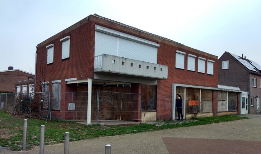 Het oude winkelpand aan het Mariaplein in Haalderen. Op deze plek gaat Waardwonen 10 appartementen realiseren.
