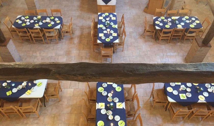 De tafels staan klaar voor de High Tea in de sfeervolle Vloedschuur. (foto: Karin Bernet)