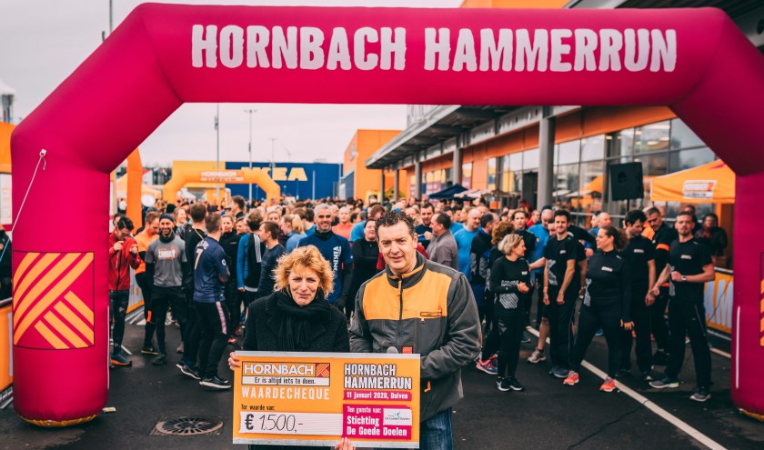 Cheque stichting goede doelen. (Foto: Hornbach Hamerrun)