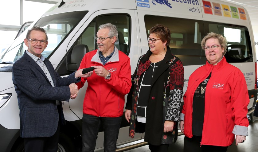 Overhandiging van de sleutels. (foto: 3 jet fotografie)
