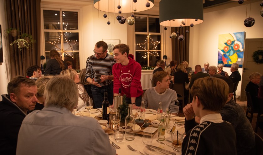 De Guatemala groep hoopt de ruim duizend euro van het sponsordiner bij het Eetlokaal te overtreffen. (foto: Jan van den Heuij)