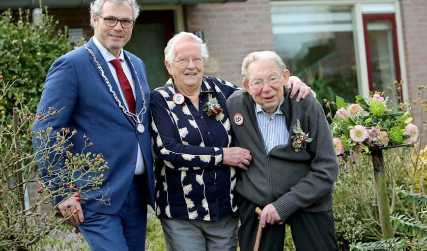 Echtpaar Venema met burgemeester Kottelenberg. (foto: 3JetFotografie Ochten)