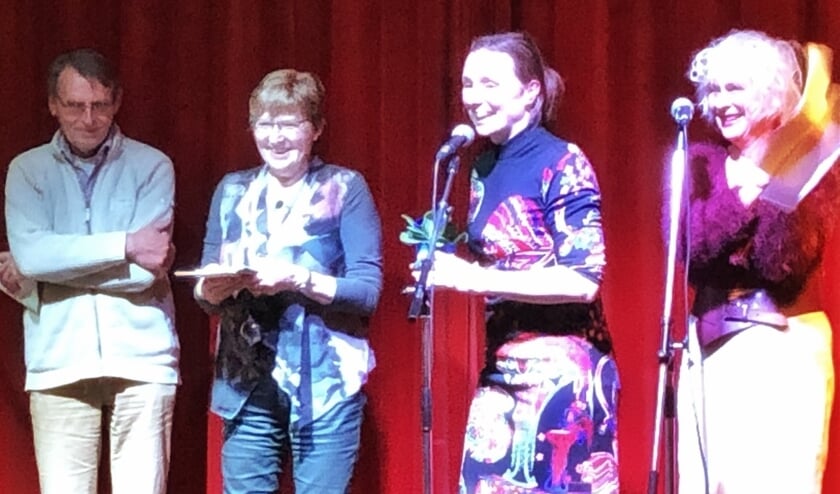 Plezier bij Blauwe Salon in Poezieweek Heumen- olv dorpsdichter Marjolein Pieks. (foto: MariannA Bakker)