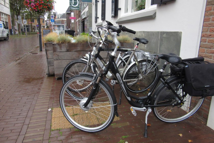 Gele noppentegels die zo door blinden/slechtzienden niet te gebruiken zijn. (foto: An Bloemberg)