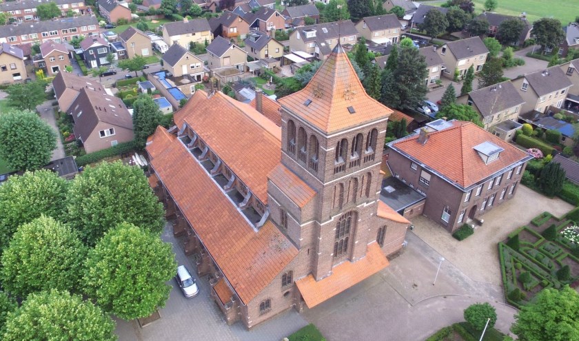 De Zandse Kerk, uitvaartcentrum en pastorie. (foto: N. Hubers)