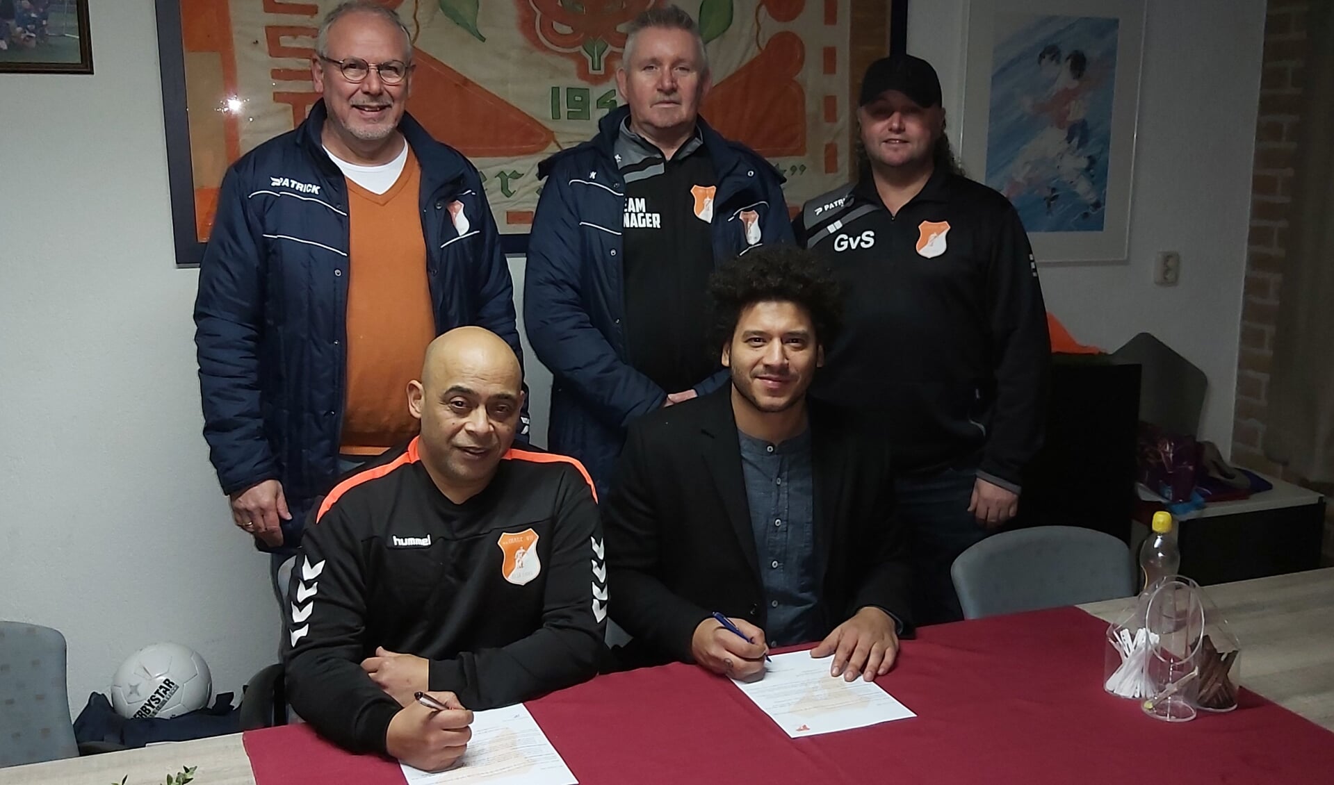 Trainer Roberto van der Tier ondertekent contract onder toezienend oog van staf en bestuur. (foto: Joell Hendriks)