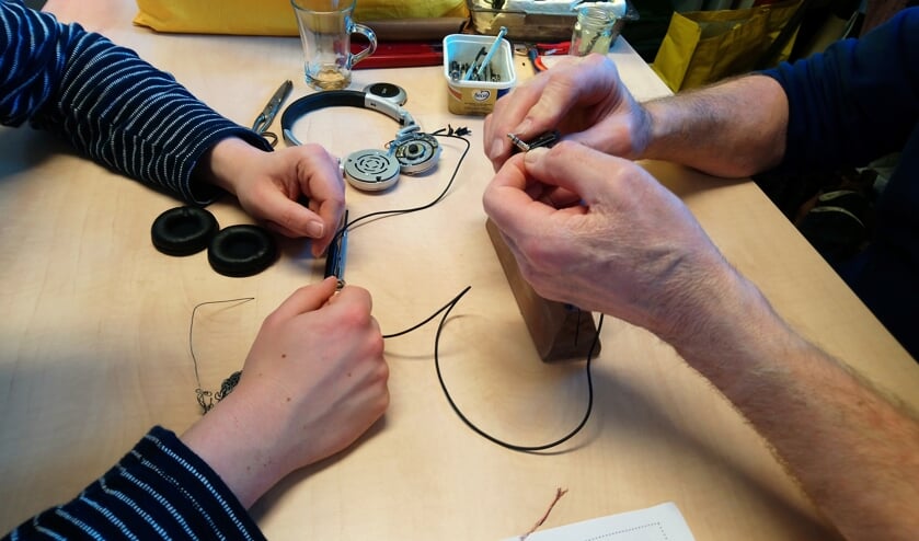 Samen repareren. (foto: Repaircafé Rhenen)