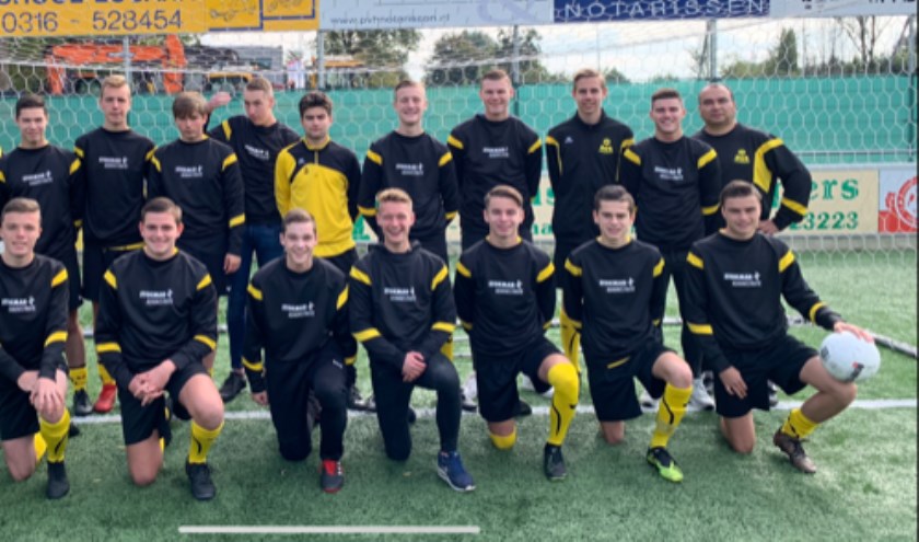 Van links naar rechts boven: Mike Stokman, Henk Donkers, Bedirham Sasmaz, Max Van de Bor, Dennis Hamburg, Noud Croes, Raven Timmerman, Jorn Martens, Kay Klapwijk, Jurgen Hamstra, Tristan Stokman en Marcel Roelofs. Onderste rij van links naar rechts: Thijmen Freriks, Kevin de Winter, Stijn van Limbeek, Dyon, Stijn Brookman, Bram Roelofs, Tim Massop, Rijck Arnts.