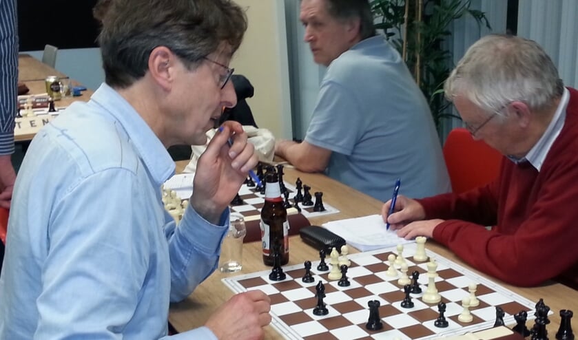 Hans van den Ende (links) probeert het nog even. (foto: N. van Diepen)