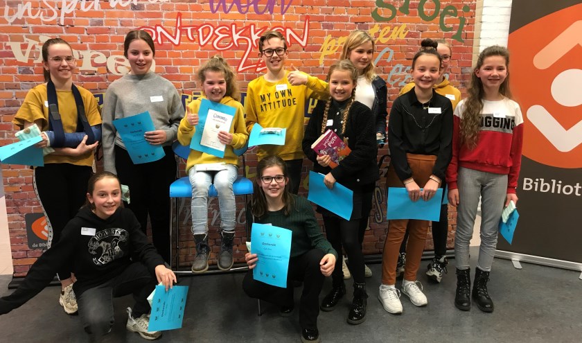 Winnares Pien met alle voorlezers uit Montferland. (foto: Bibliotheek Montferland)