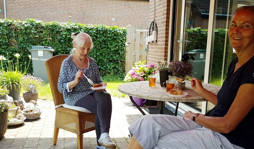 <p>Een zorgvrijwilliger op bezoek bij een dame die mantelzorg krijgt. (foto: Monique Ritzen)</p>
