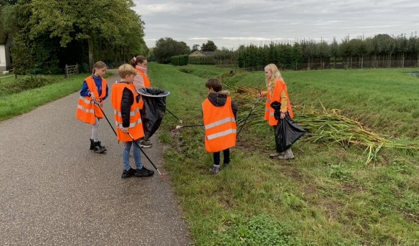<p>Ook de leerlingen van De Meent in Ommeren helpen mee met Buurtjutten op De Dag van de Duurzaamheid. (foto: Gerrie Amperse)</p>