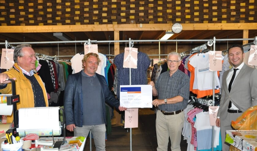 Ledenraadslid Carel Romijn (rechts) overhandigt een symbolische cheque aan voorzitter Maurice van der Ven geflankeerd door Ton Keuken (links) en Alija Ibrahimovic. (foto: Henk Bolt)