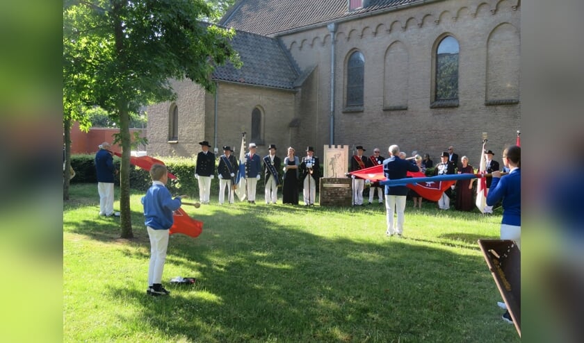 Vendelen bij gildemonument. (foto: Gilden Huissen)