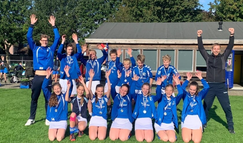 <p>De B1 van KV De Zwaluwen met trainers Luuk Schafraad (links) en Ruud v/d Veer (rechts).</p>