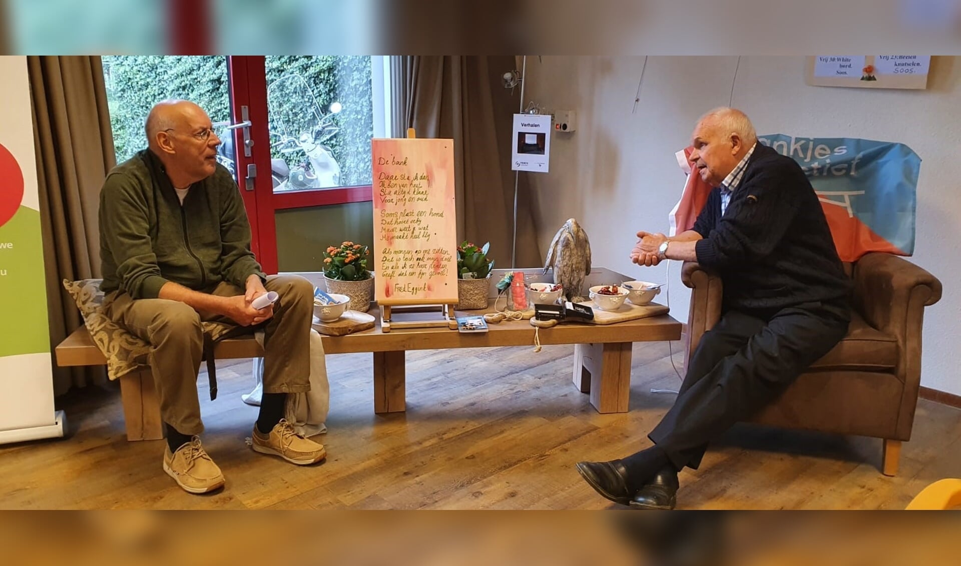 Fred Eggink en Hans Franken samen in gesprek op de bank Ken je mij? (foto: Jolanda Janssen/Forte Welzijn)
