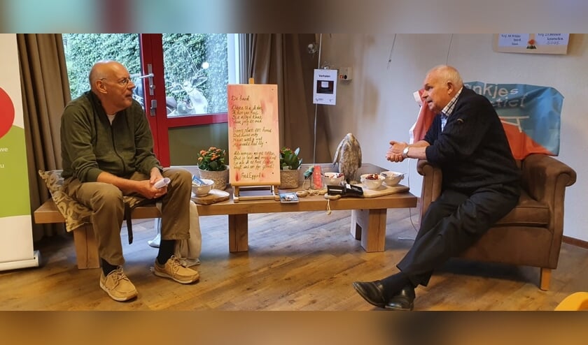 <p>Fred Eggink en Hans Franken samen in gesprek op de bank Ken je mij? (foto: Jolanda Janssen/Forte Welzijn)</p>