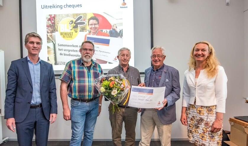 <p>Uitreiking cheque Rabobank 2017. (foto: Rabobank)</p>