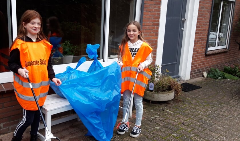 <p>Lieve en Mara klaar om zwerfvuil te rapen. (foto: Melanie Bonger)</p>