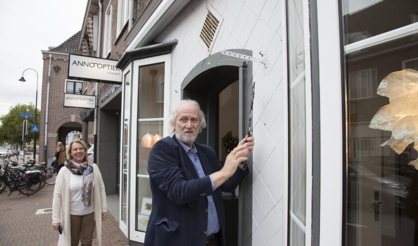 <p>Wethouder Cultuur Barth van Eeten opent Pop Up Galerie Rhenen. (foto: Berry Geerligs)</p>