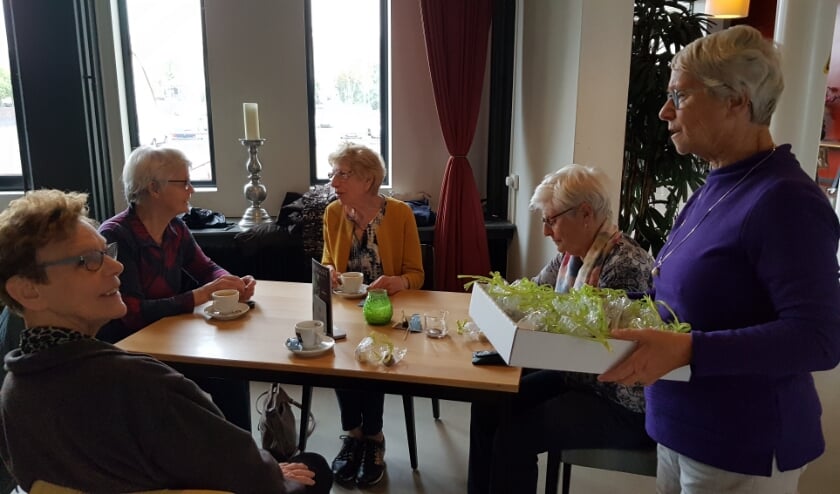 <p>Deelnemers koffieochtend krijgen twee bonbons. (foto: Runak Sharaf)</p>