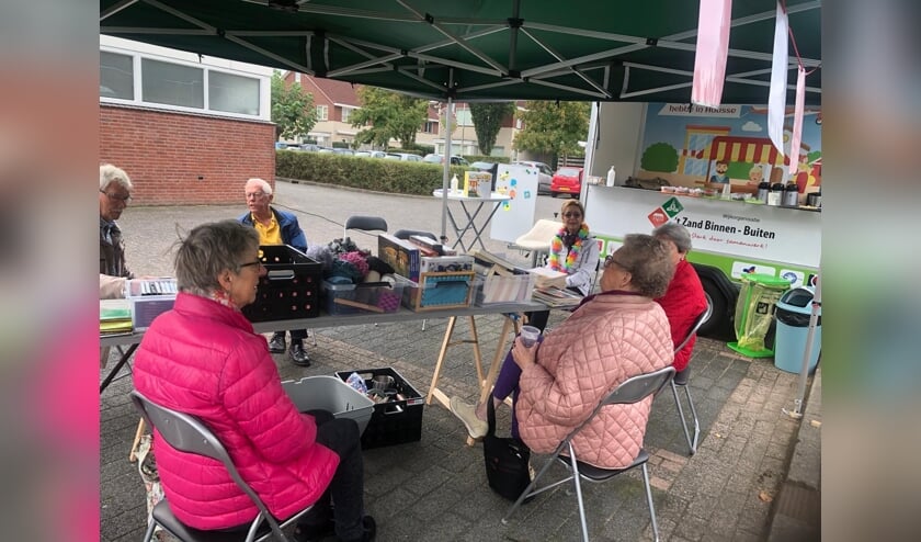 <p>De Zwaanse buurtkraam in Huissen. (foto: Caroline Timmerman)</p>