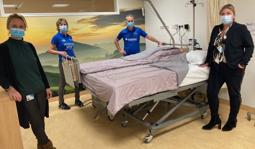 <p>Roparunners Pauline en Peter (teamcaptain) overhandigen het koppelbed. (foto: Oncologisch Centrum Rijnstate ziekenhuis)</p>