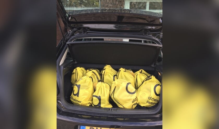 <p>Gele tasjes collecte Alzheimer in de auto. (foto: Miriam Spanjers)</p>