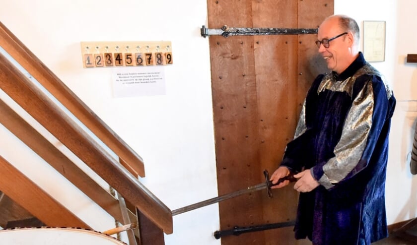 De opening werd verricht door Gerard Janssen als vrijwilliger bij de museale werkgroep. (foto: Sjaak Veldkamp)