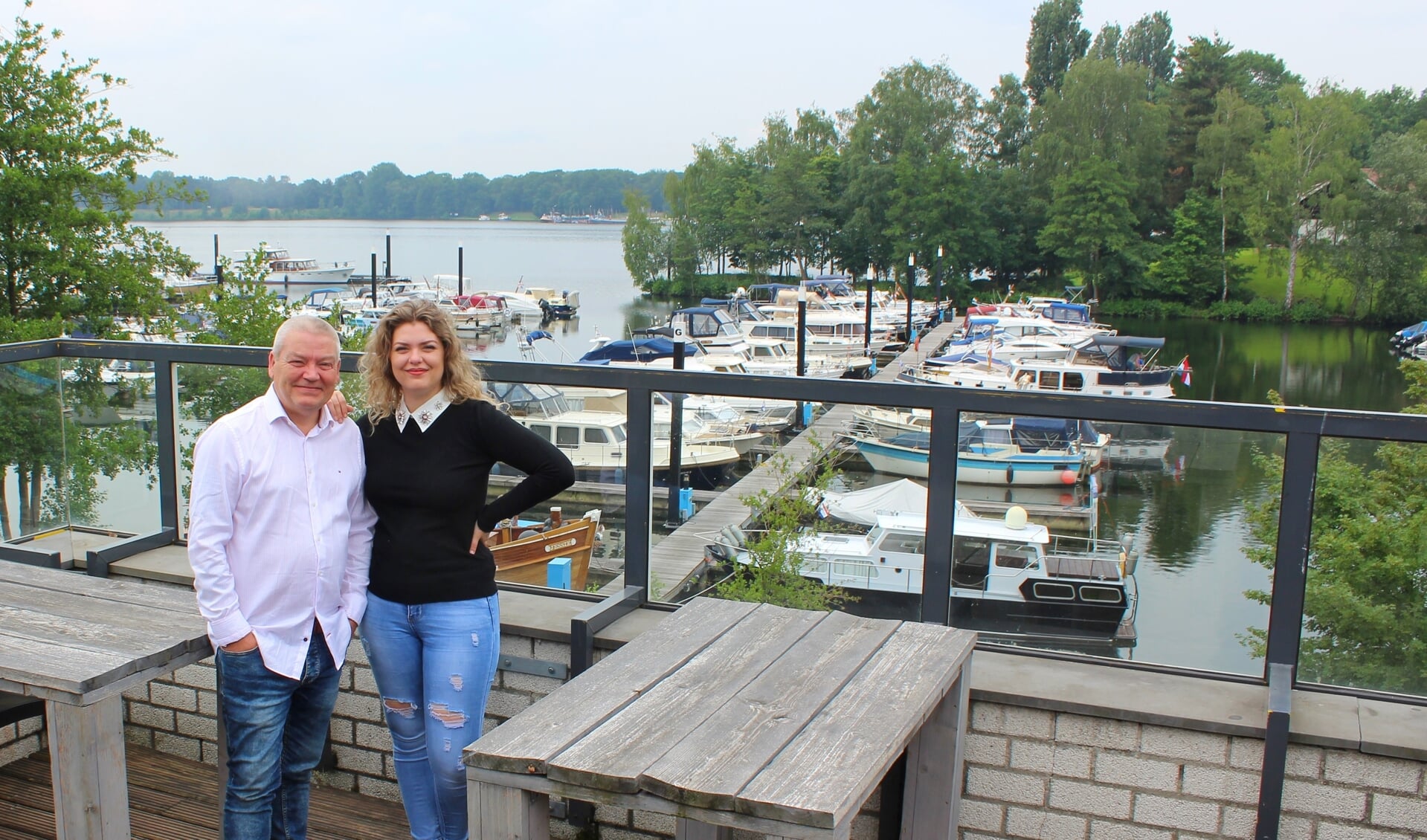 Chantal Faas samen met haar vader Kees ophet buitenterras met prachtig uitzicht. (foto: Ilona Kuster)