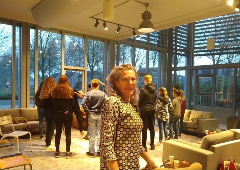 <p>Begeleider Mariet Berendsen wijst de jongens en meisjes van Boost Yourself de weg (foto: Floor Koers)</p>
