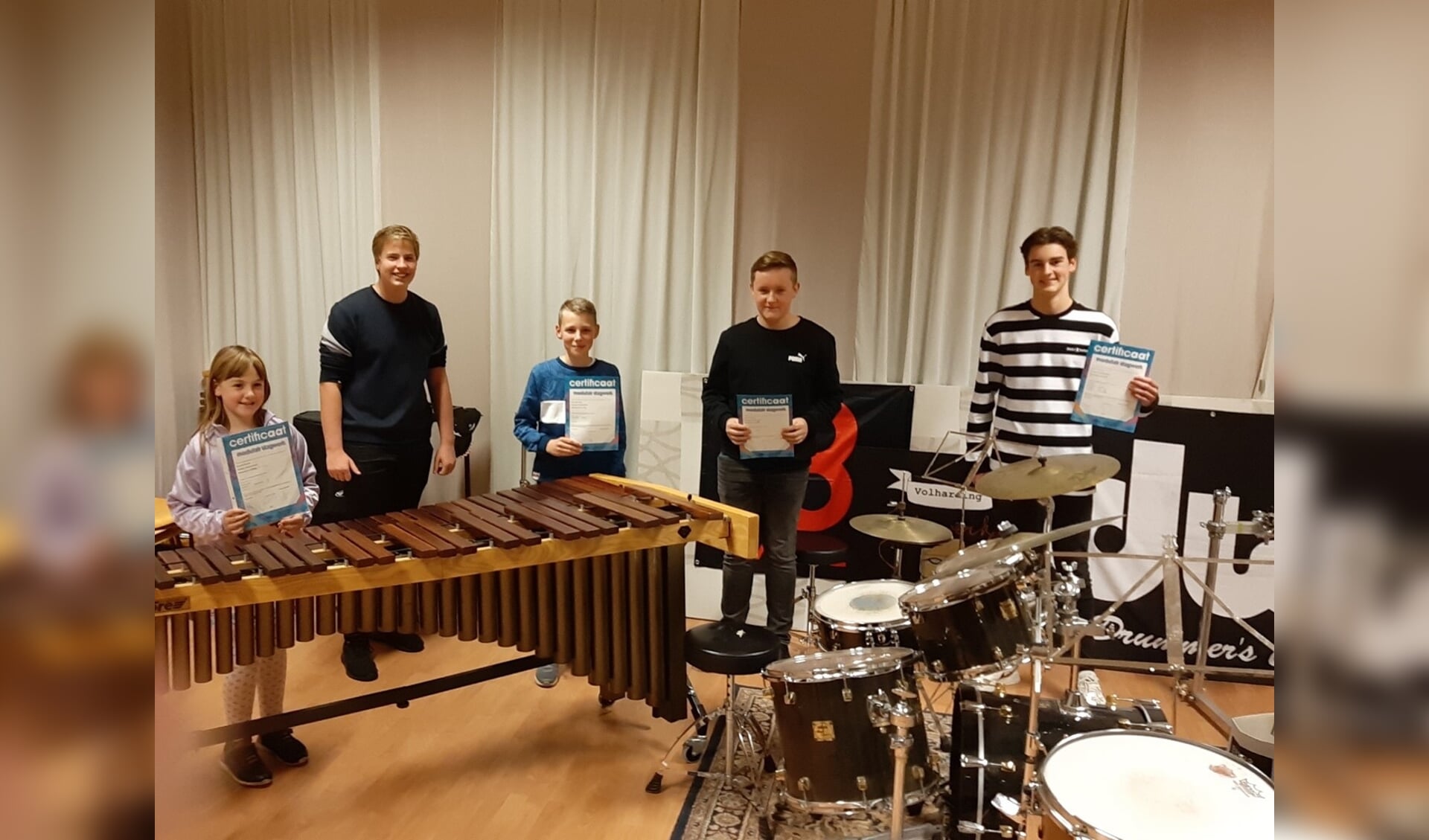 Op de foto van links naar rechts: Jennifer (marimba A), Stan (Mallets B), Quint (snaredrum B), Rens (snaredrum B) en Bo (drums A). (foto: Hennie Bierman)