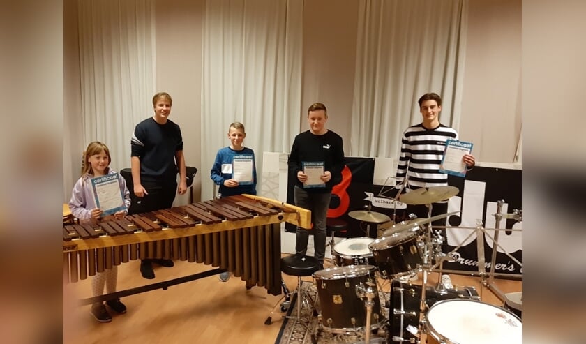 <p>Op de foto van links naar rechts: Jennifer (marimba A), Stan (Mallets B), Quint (snaredrum B), Rens (snaredrum B) en Bo (drums A). (foto: Hennie Bierman)</p>
