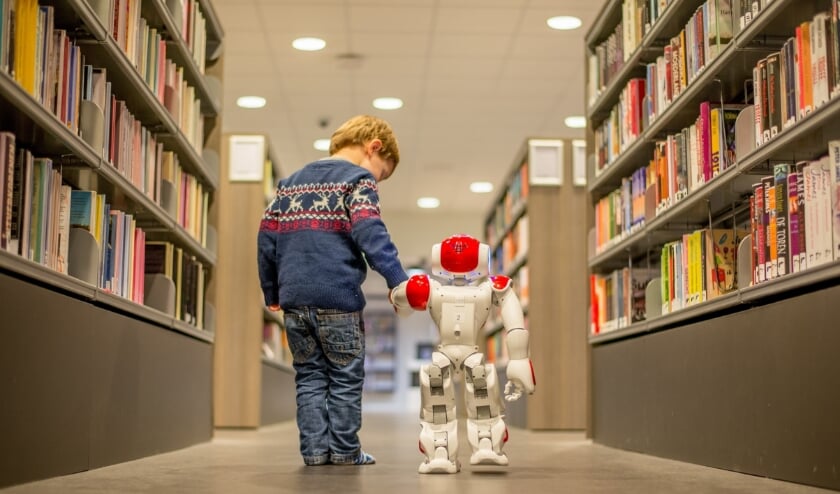 Een jonge bezoeker met biebrobot Bibi.