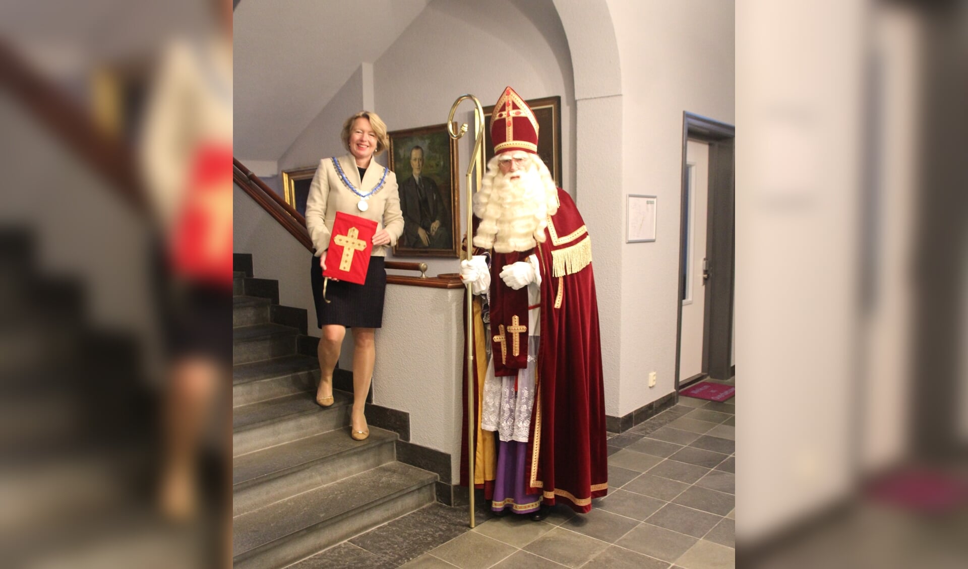 Burgemeester Patricia Hoytink-Roubos van Overbetuwe ontvangt Sinterklaas in Elst. (foto: Joop Roelofs)