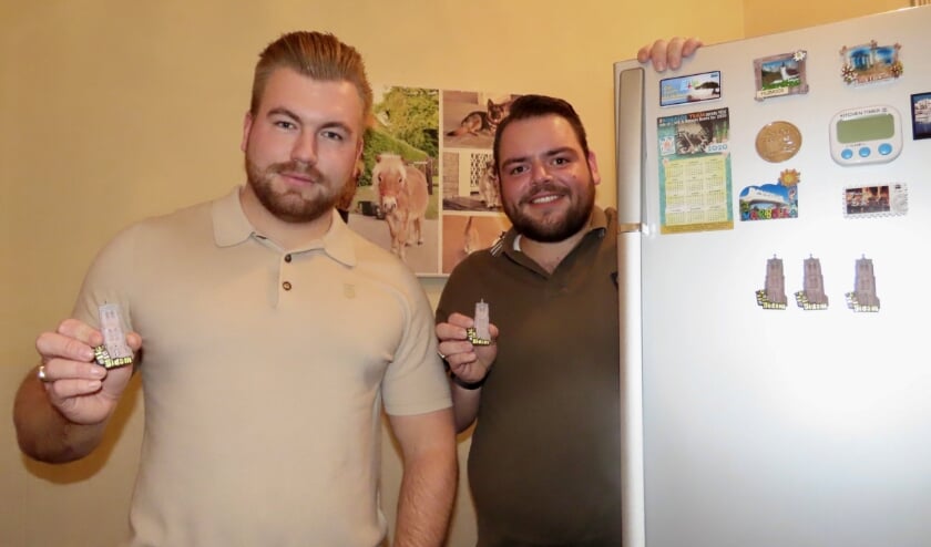 <p>Levi en Ad showen hun koelkastmagneet. “Er gaat niets boven Didam" </p>