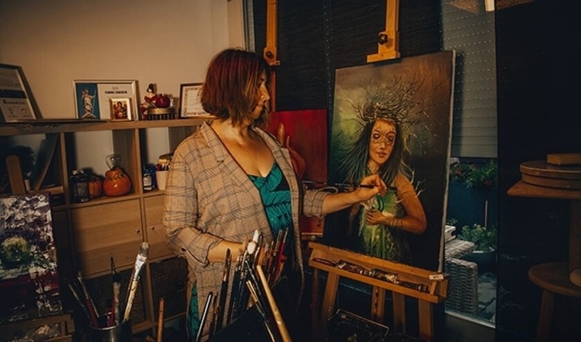 <p>Sylwia Claessen in haar atelier. (foto: Paula Mazanek)</p>