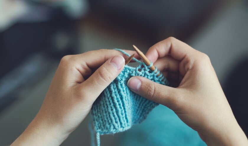 <p>Samen handwerken. (foto: Elisabeth Sohl)</p>