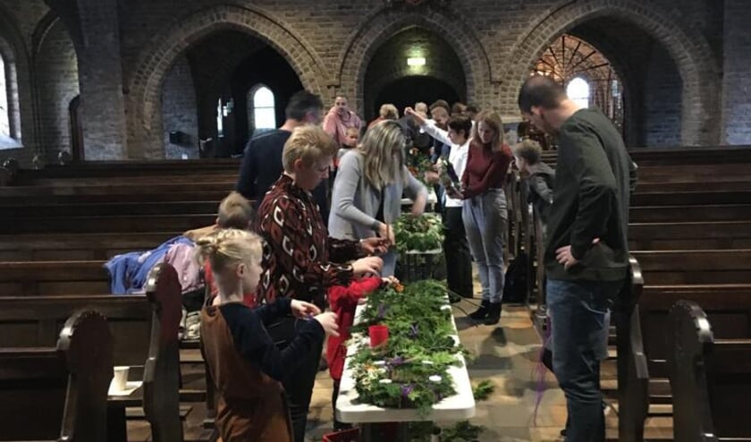 <p>Maken van adventskrans. (foto: Kerk Huissen stad)</p>